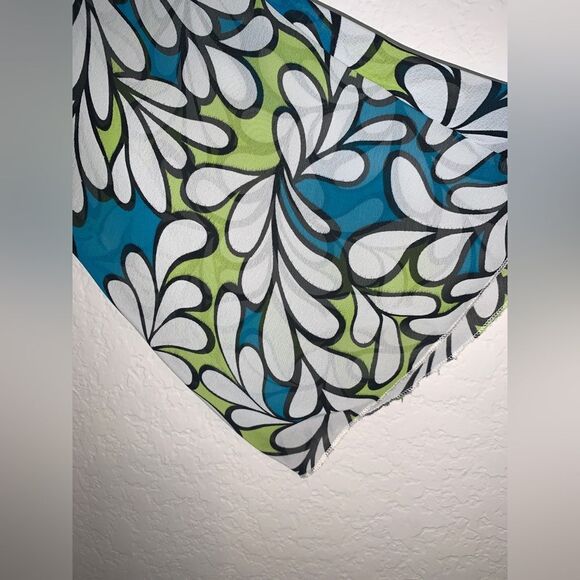 Daniel Benjamin: A deep V-neck sheer blouse in lovely shades of blue and green - Picture 4 of 7